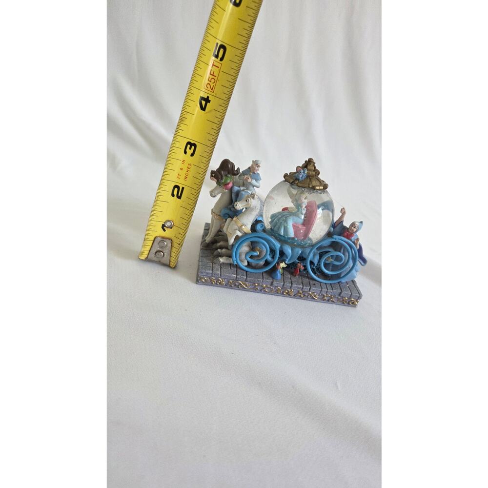 Vtg 2001 Walt Disney Snowglobe, Cinderella & Prince on horse drawn Carriage. - Picture 7 of 8